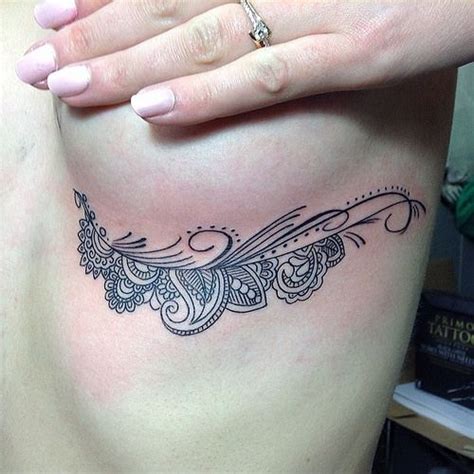 tatouage sous les seins|20 tatouages sous la poitrine qui vont vous inspirer ! (Photos)